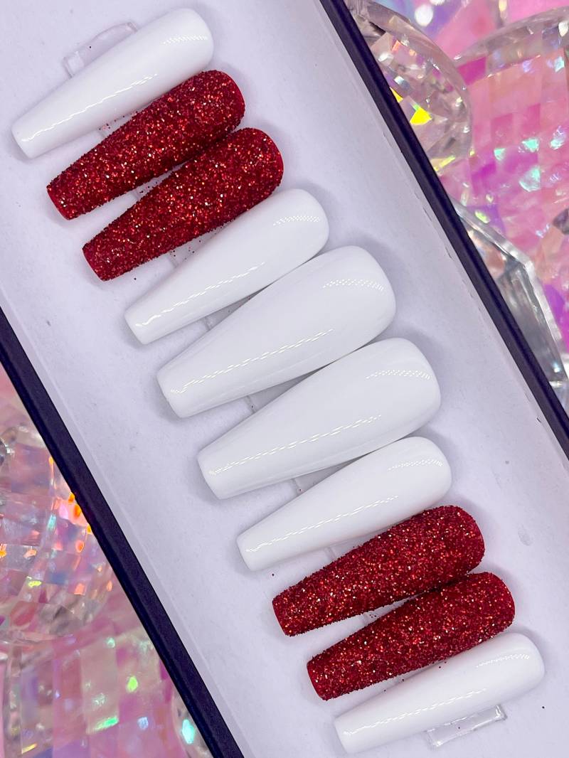 V Tag | Weiß/Rote Zucker Glitzer Nägel Press On Nails Valentinstag von PinkiePromisesCo