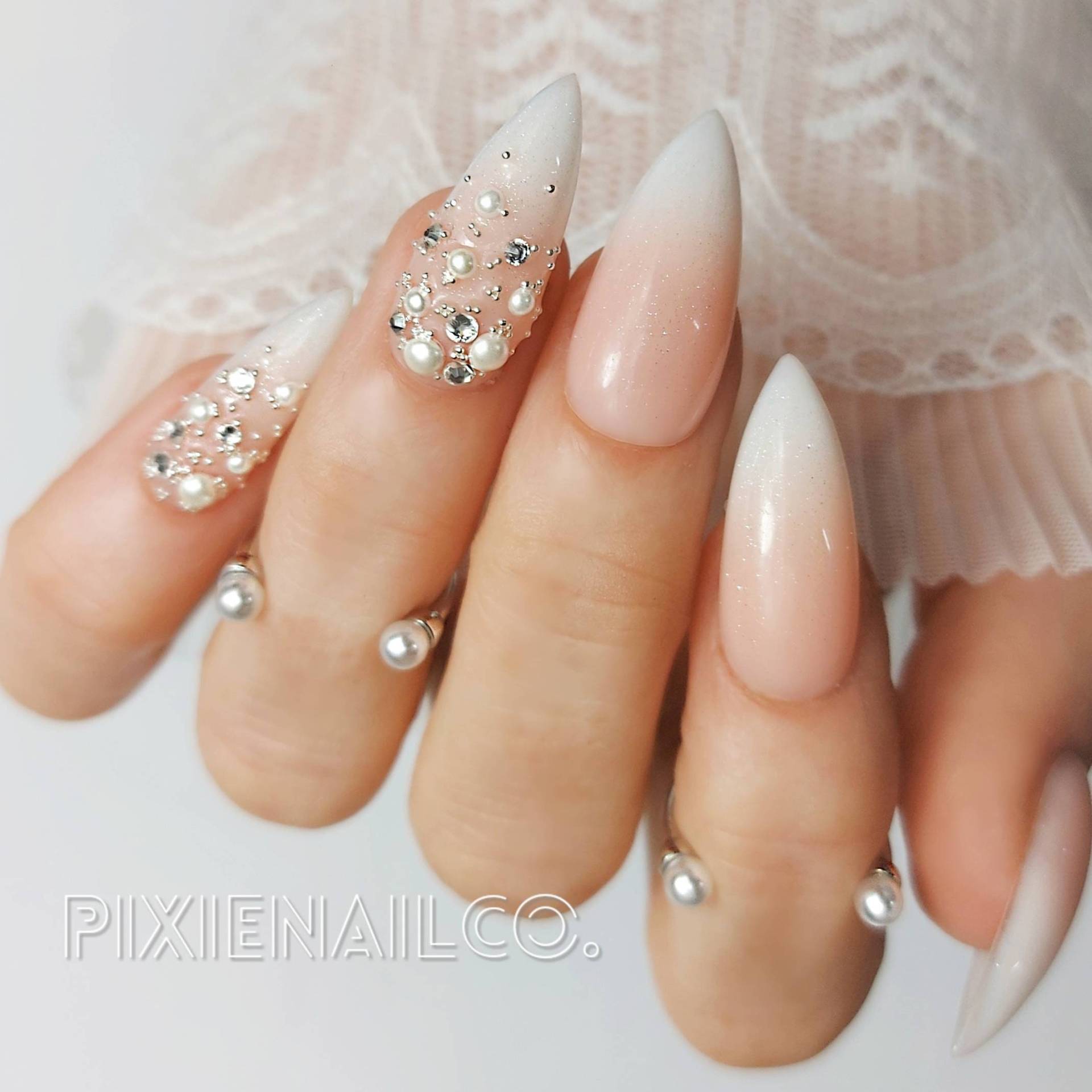 Kaskadierende Kristalle Und Perlen Auf Schimmernden French Fade Hard Gel Sculpted Press On Nails von PixieNailCo