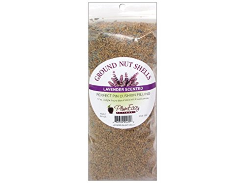 PlumEasy Patterns PEP-302 Ground Walnut Shells for Pin Cushions-12oz Lavender Scented Gemahlene Walnussschalen für Nadelkissen, 340 ml, Lavendelduft, Walnuss, Weiss/opulenter Garten von Plum Easy Patterns