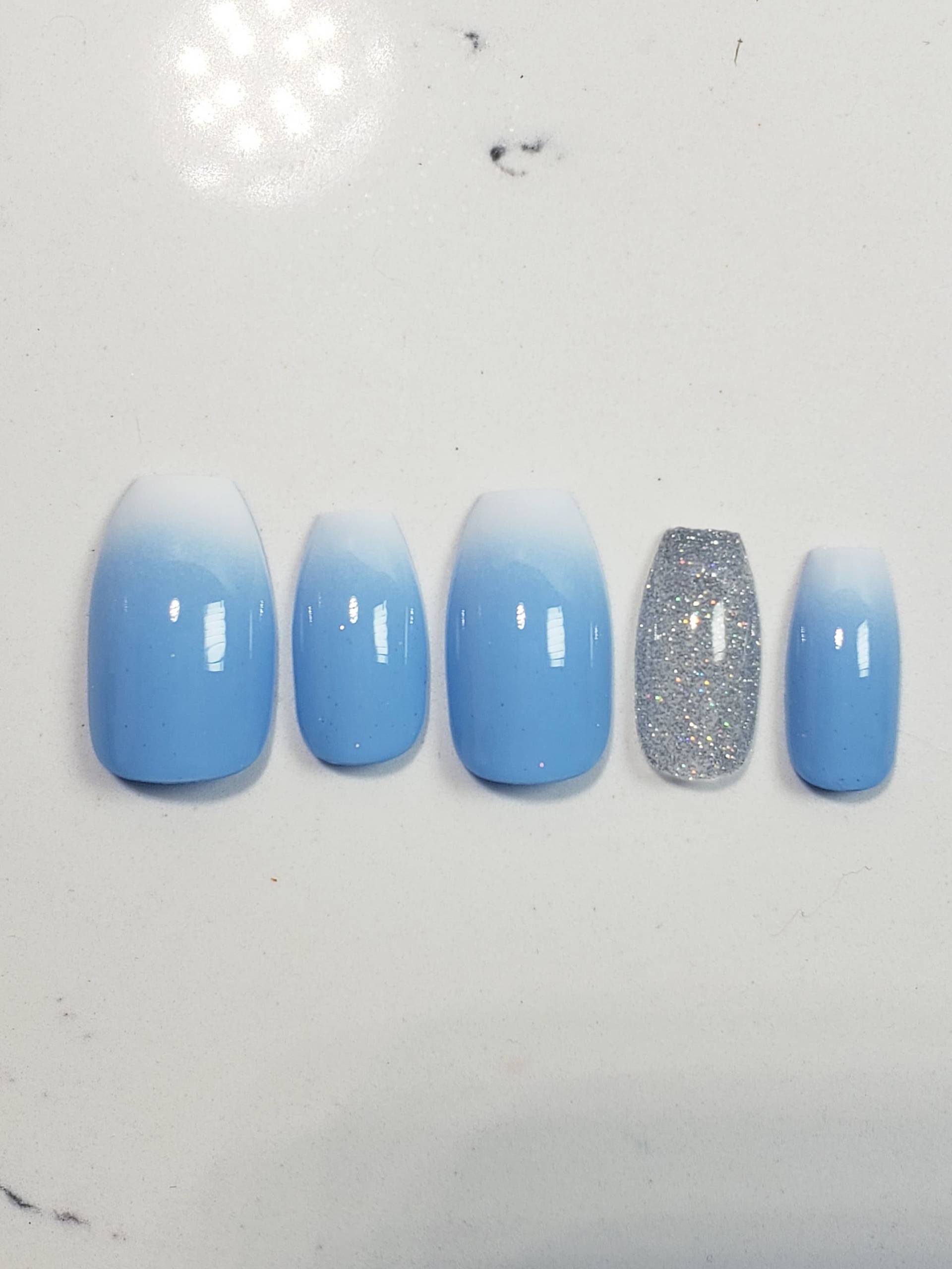 Custom Gel Press On Nails Fake Handmade 20stk Set Hellblau Weiß Verblassen von PolishedPressed