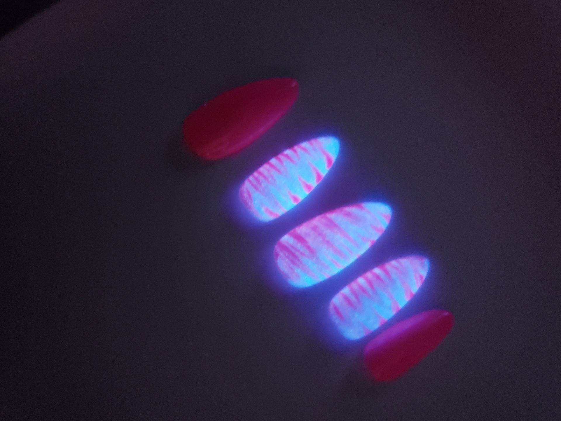Pink Lila Glow in Dark Custom Gel Press On Nails Fake Handmade 20stk Set von PolishedPressed