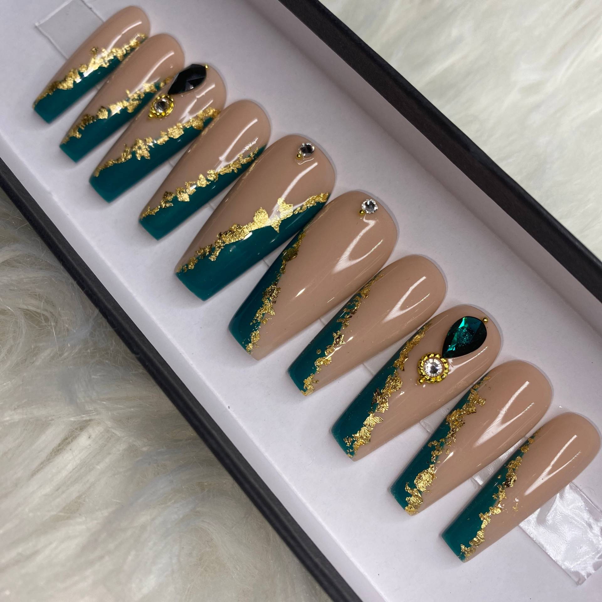 Cleo 2, 0 | Smaragd & Gold Seitliche Spitze Press On Nails von PressLabCo