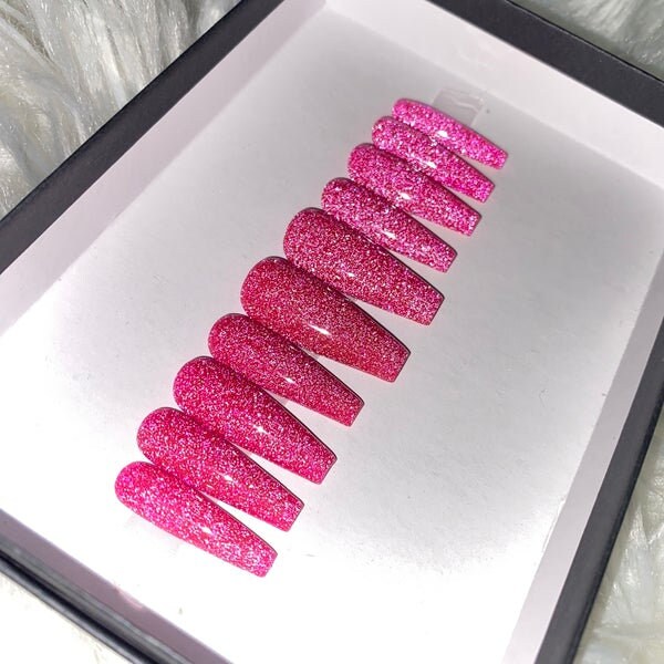 Malibu | Hot Pink Reflektierende Glitter Press On Nail Set von PressLabCo