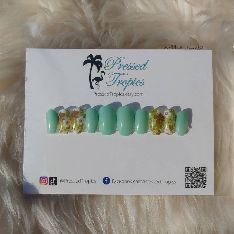 70Er Blumen & Grüne Nägel | Größe Medium Gel Press On Nails Fake Versandfertig von PressedTropics