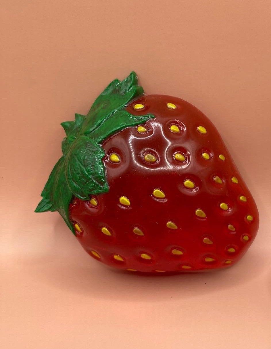 Erdbeer Nailfie Prop. Obst Requisite. Kunstharz. Prop von PrimandProperArtisan