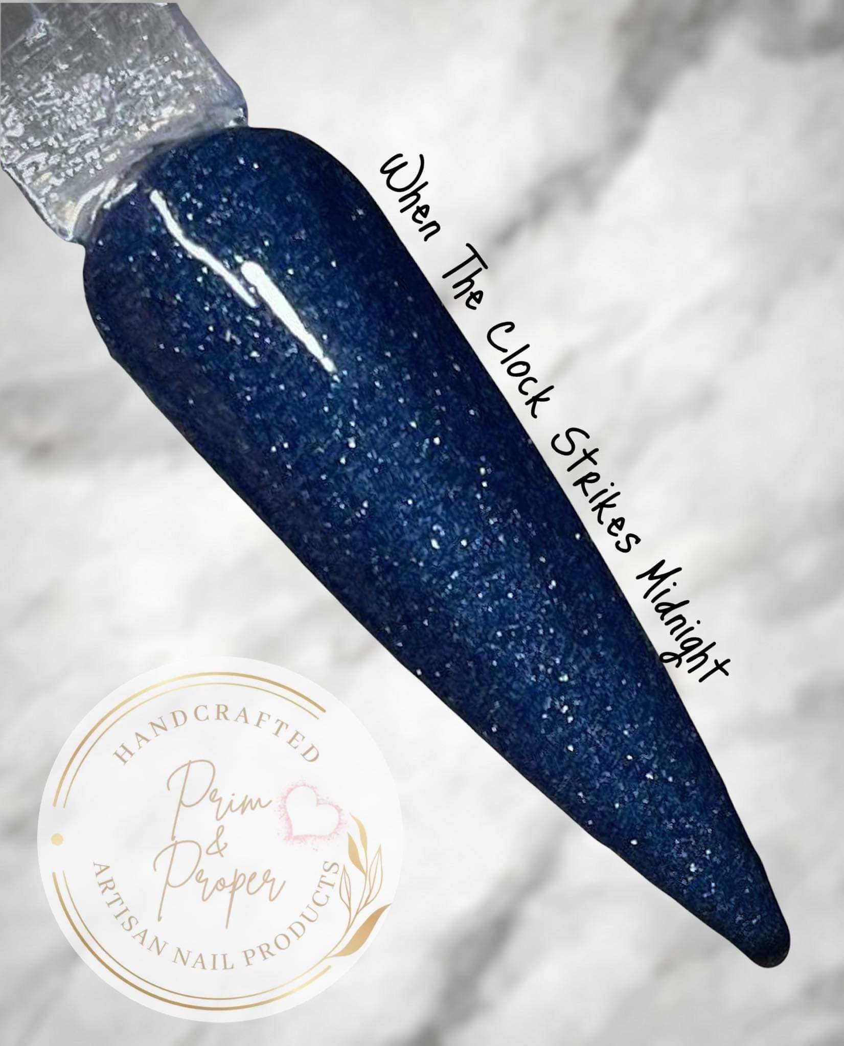 Wenn Die Uhr Mitternachts Schlägt. Dunkelblaues Nail Dip Pulver. Blau. Schimmer Wenn Die Uhr Mitternachts Schlägt. Dunkelblaues Nail Dip Pulver. Blau. Schimmer von PrimandProperArtisan