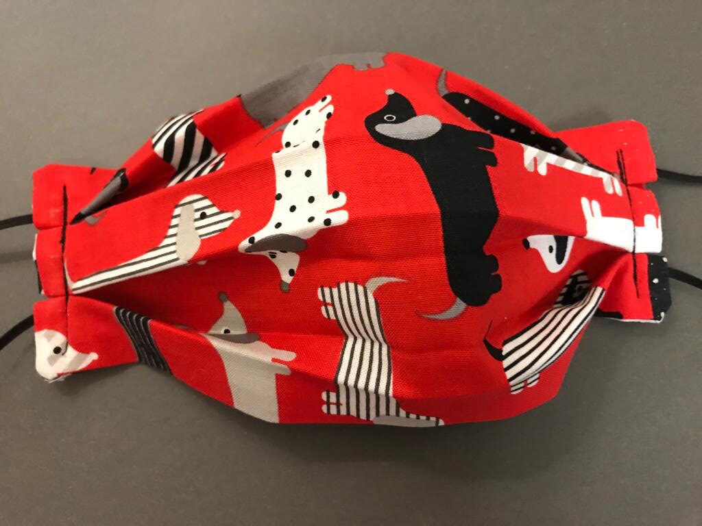 Schöne Handgemachte Rote Gesichtsmaske Mit Wurst Hunde Dackel Auf von ProperDogDesigns