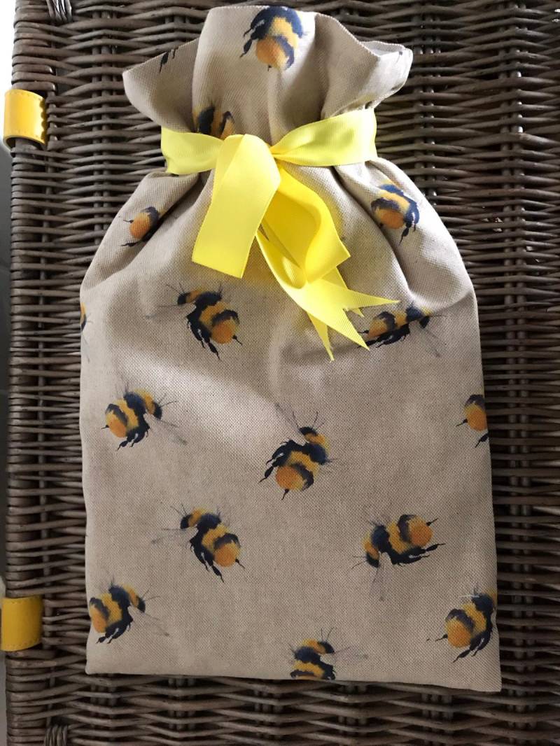 Wunderschöne Beige Und Gelbe Leinen Buzzy Bumble Bee Hot Water Flasche Mit Abdeckung Satinband von ProperDogDesigns