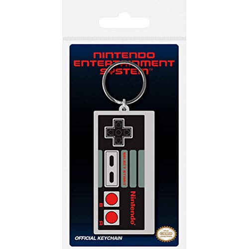 Nintendo Pyramid International NES Controller, Schlüsselanhänger aus Gummi, 4.5 x 6 cm Nintendo Pyramid International NES Controller, Schlüsselanhänger aus Gummi, 4.5 x 6 cm von Pyramid International