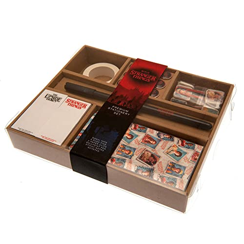 Stranger Things Premium Schreibwarenset bestehend aus Bleistift, Haftnotizen, Notizblock, Stecknadeln, Büroklammern und Klebeband - Offizielles Lizenzprodukt Stranger Things Premium Schreibwarenset bestehend aus Bleistift, Haftnotizen, Notizblock, Stecknadeln, Büroklammern und Klebeband - Offizielles Lizenzprodukt von Pyramid International
