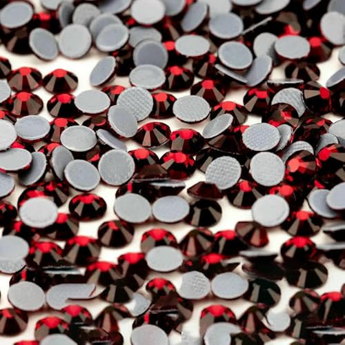 10.000 Stück Glaskristall-Hotfix-Strasssteine mit flacher Rückseite, Glitzer-Strasssteine für DIY-Stoffkleidung, 014 Granat, SS20 – 10.000 (Stück) von QOVBD