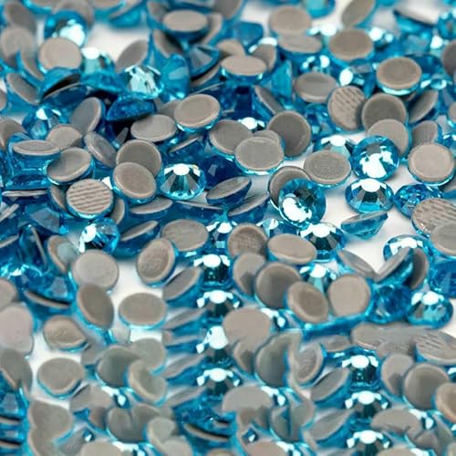 10.000 Stück Glaskristall-Hotfix-Strasssteine mit flacher Rückseite, Glitzer-Strasssteine für DIY-Stoffkleidung, 027 Aquamarin, SS20 – 10.000 (Stück) von QOVBD