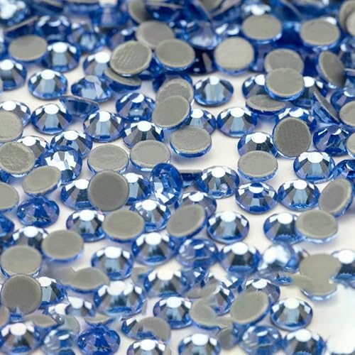 10.000 Stück Glaskristall-Hotfix-Strasssteine mit flacher Rückseite, Glitzer-Strasssteine für DIY-Stoffkleidung, 028 Hellsaphir, SS20 – 10.000 (Stück) von QOVBD