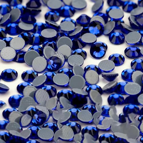 10.000 Stück Glaskristall-Hotfix-Strasssteine mit flacher Rückseite, Glitzer-Strasssteine für DIY-Stoffkleidung, 030 Saphir, SS20 – 10.000 (Stück) von QOVBD