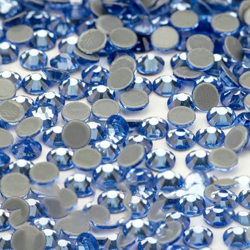 10.000 Stück Großhandels-Glaskristall-Hotfix-Strasssteine mit flacher Rückseite, Glitzer-Strasssteine für DIY-Stoffkleidung, 028 Hellsaphir, SS12 – 10.000 (Stück) von QOVBD