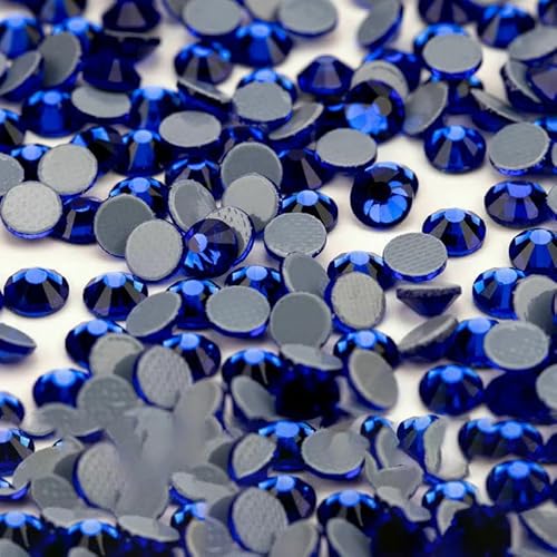 10.000 Stück Großhandels-Glaskristall-Hotfix-Strasssteine mit flacher Rückseite, Glitzer-Strasssteine für DIY-Stoffkleidung, 030 Saphir, SS12 – 10.000 (Stück) von QOVBD