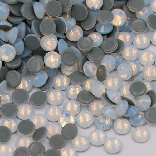 Crystal AB Hotfix-Strasssteine für Handarbeiten, Kleidung, flache Rückseite, Hotfix-Edelsteine, Strass-Glitzer für Stoff, DIY-Dekoration, 56 Weißopal, SS20, 1 von QOVBD