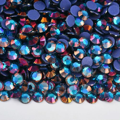 Crystal Rose B Hotfix-Glitzerglas-Strasssteine mit flacher Rückseite für Taschen, Schuhe, Kleidungsstücke, Telefon, DIY-Nagelkunst, Pfauenblau hell, 3,0 mm SS10, 1440 Stück von QOVBD