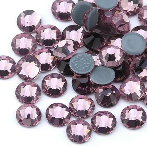 Mehrfarbige SS6-SS30 Kristallglas-Glitzer-Strasssteine mit flacher Rückseite, Hotfix-Strasssteine für Nagelkunst, Nähen und Stoffdekoration – Heller Amethyst – SS10 – 1440 Stück von QOVBD