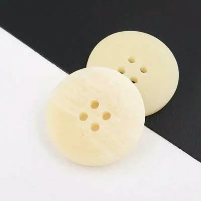 10 Stück/Los 11–34,0 mm High-End-Anzug-Harzknopf Pullover Trenchcoat Vieraugen-Graffiti-Knöpfe Herren- und Damenmantelknöpfe C225-beige-34,0 mm von QPFNEI