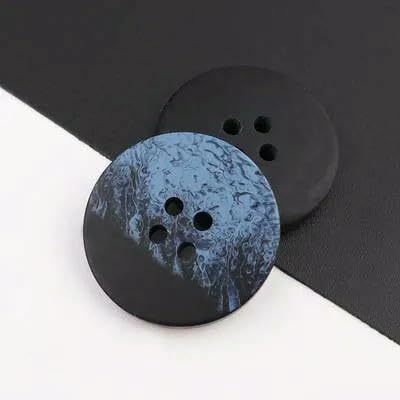 10 Stück/Los 11–34,0 mm High-End-Anzug-Harzknopf Pullover Trenchcoat Vieraugen-Graffiti-Knöpfe Herren- und Damenmantelknöpfe C225-blau-34,0 mm 10 Stück/Los 11–34,0 mm High-End-Anzug-Harzknopf Pullover Trenchcoat Vieraugen-Graffiti-Knöpfe Herren- und Damenmantelknöpfe C225-blau-34,0 mm von QPFNEI