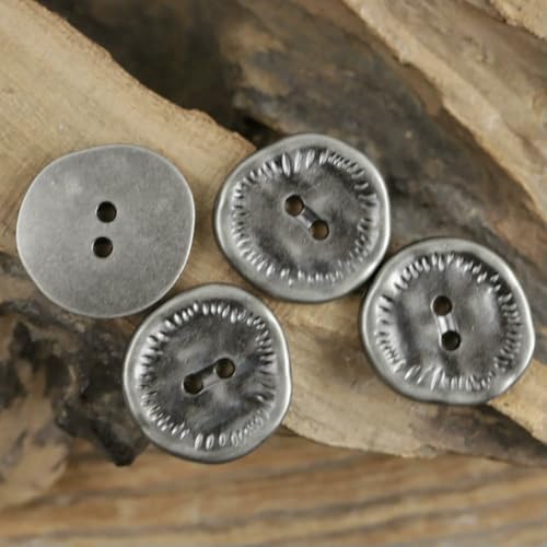 10er-Set Vintage-Metallknöpfe im Used-Look mit 2 Löchern, 11–25 mm unregelmäßige Knöpfe für Hemdanzug-Dekor (Bronze/Antiksilber/Zinn) – Antiksilber – 25 mm – 0,98 Zoll – 10 Stück von QPFNEI