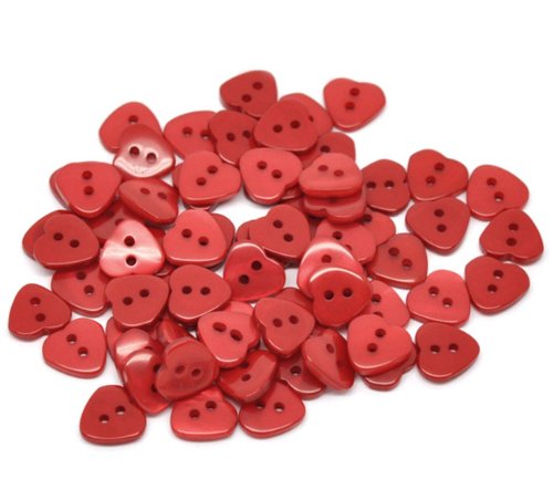 50 herzförmige Kunstharz-Knöpfe zum Aufnähen, 11 mm x 12 mm. Für Bekleidung, Stricken, Kunst und Handarbeit., plastik, rot, 12 mm von QPSupplies