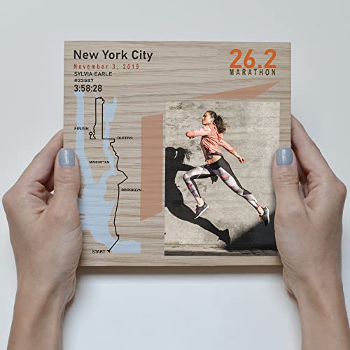 Bilderrahmen mit New York Marathon – TCS Running Foto gedruckt auf Holz – Geschenk für Läufer – personalisierter Bilderrahmen aus Eiche für Sportler von Qthrone