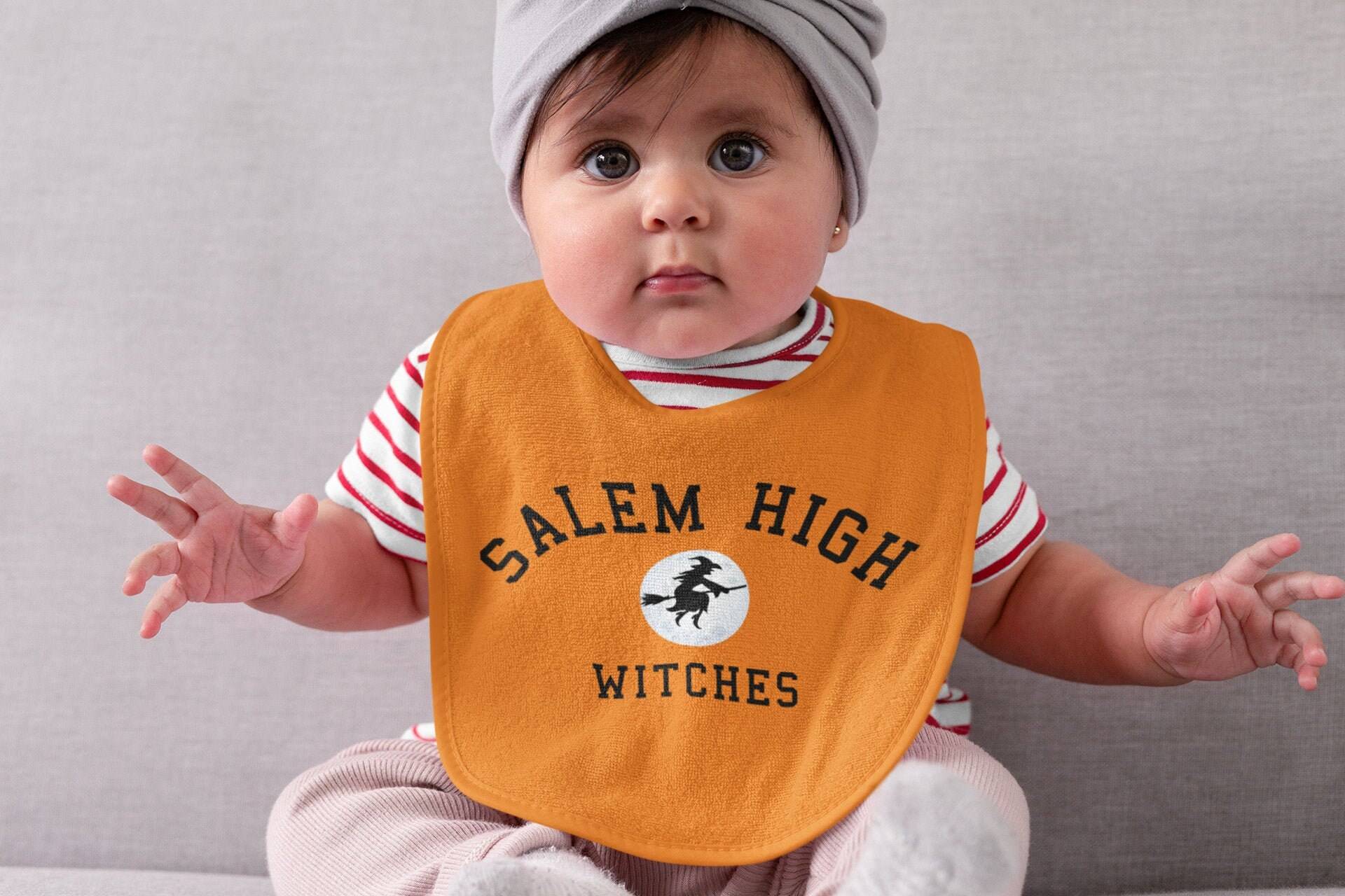 Salem High Baby Bibs, Shower Geschenk, Neues von QueenOfHalloweenShop