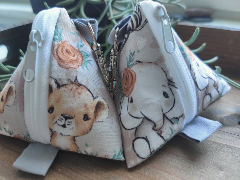 Schnullertasche, Pyramidentasche Mit Karabiner, Auswahl, Tierbabys, Elefant, Löwe, Fuchs von QuiltCottageLove
