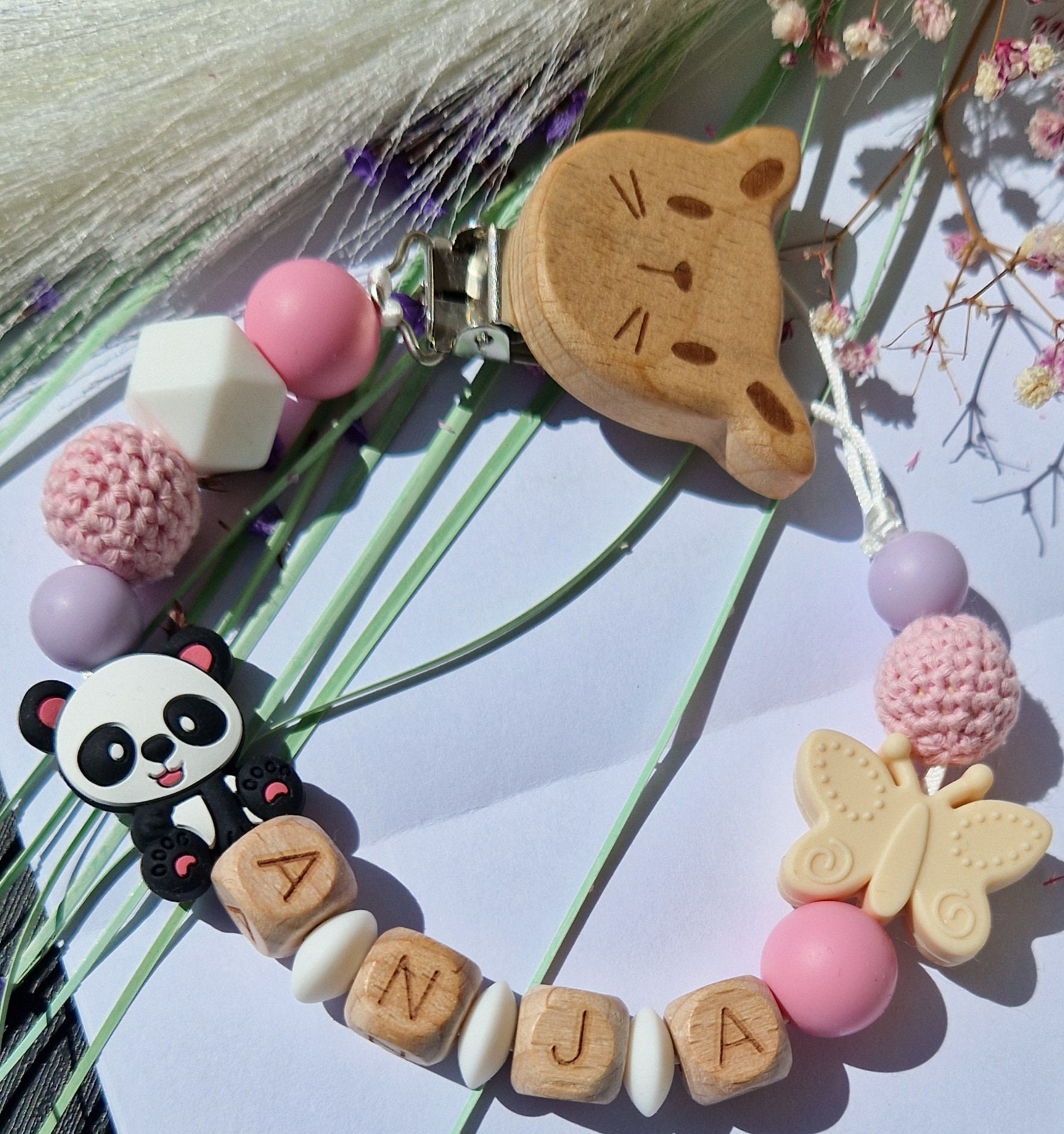 Personalisierte Schnullerkette Mit Panda Motiv| Für Mädchen|Geschenk Werdende Eltern|Baby Geschenk|Geburt|Taufe|Familie|Liebe Personalisierte Schnullerkette Mit Panda Motiv| Für Mädchen|Geschenk Werdende Eltern|Baby Geschenk|Geburt|Taufe|Familie|Liebe von RGdesignn