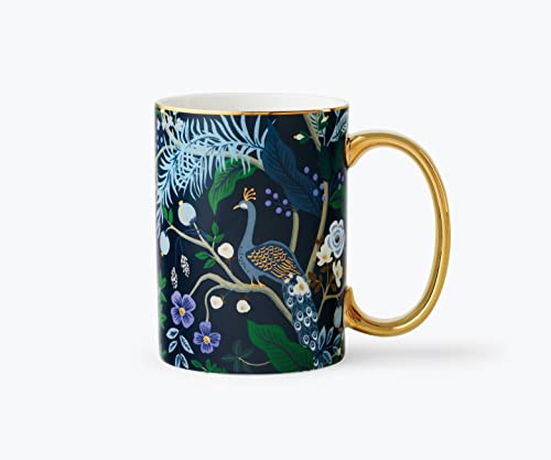 RIFLE PAPER CO. Porzellantasse mit Pfauenmotiv, 473 ml, farbige Illustration mit metallischen Goldakzenten, 11,4 cm L x 7,9 cm B, tiefes Mitternachtsblau mit vergoldetem Rand und Griff RIFLE PAPER CO. Porzellantasse mit Pfauenmotiv, 473 ml, farbige Illustration mit metallischen Goldakzenten, 11,4 cm L x 7,9 cm B, tiefes Mitternachtsblau mit vergoldetem Rand und Griff von RIFLE PAPER CO.