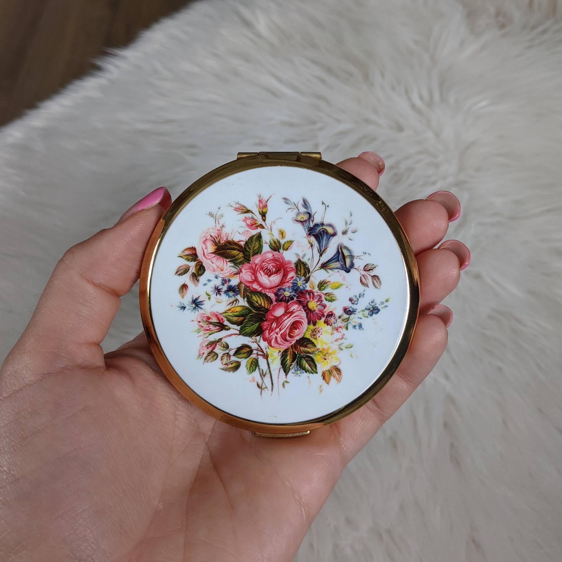 Wunderschöner Stratton Weißer Emaille Puder Kompakt, Bouquet Floral Design, 1970Er Jahre, Rosa, Gelb Und Blau Töne Wunderschöner Stratton Weißer Emaille Puder Kompakt, Bouquet Floral Design, 1970Er Jahre, Rosa, Gelb Und Blau Töne von RagAndPop