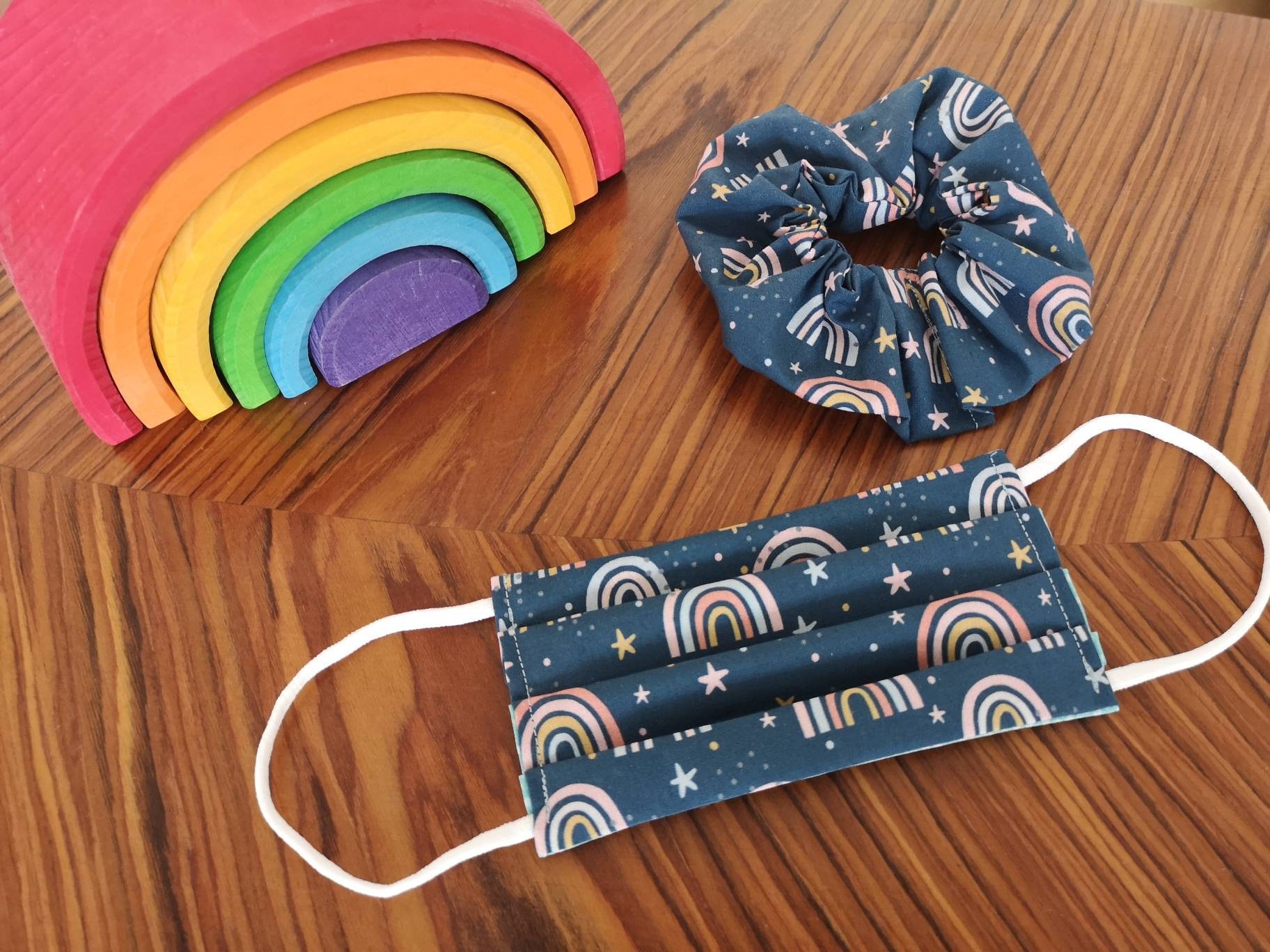 Set Kindermaske Und Zopfgummi - Regenbogen Set Kindermaske Und Zopfgummi - Regenbogen von Raisingalittlebear