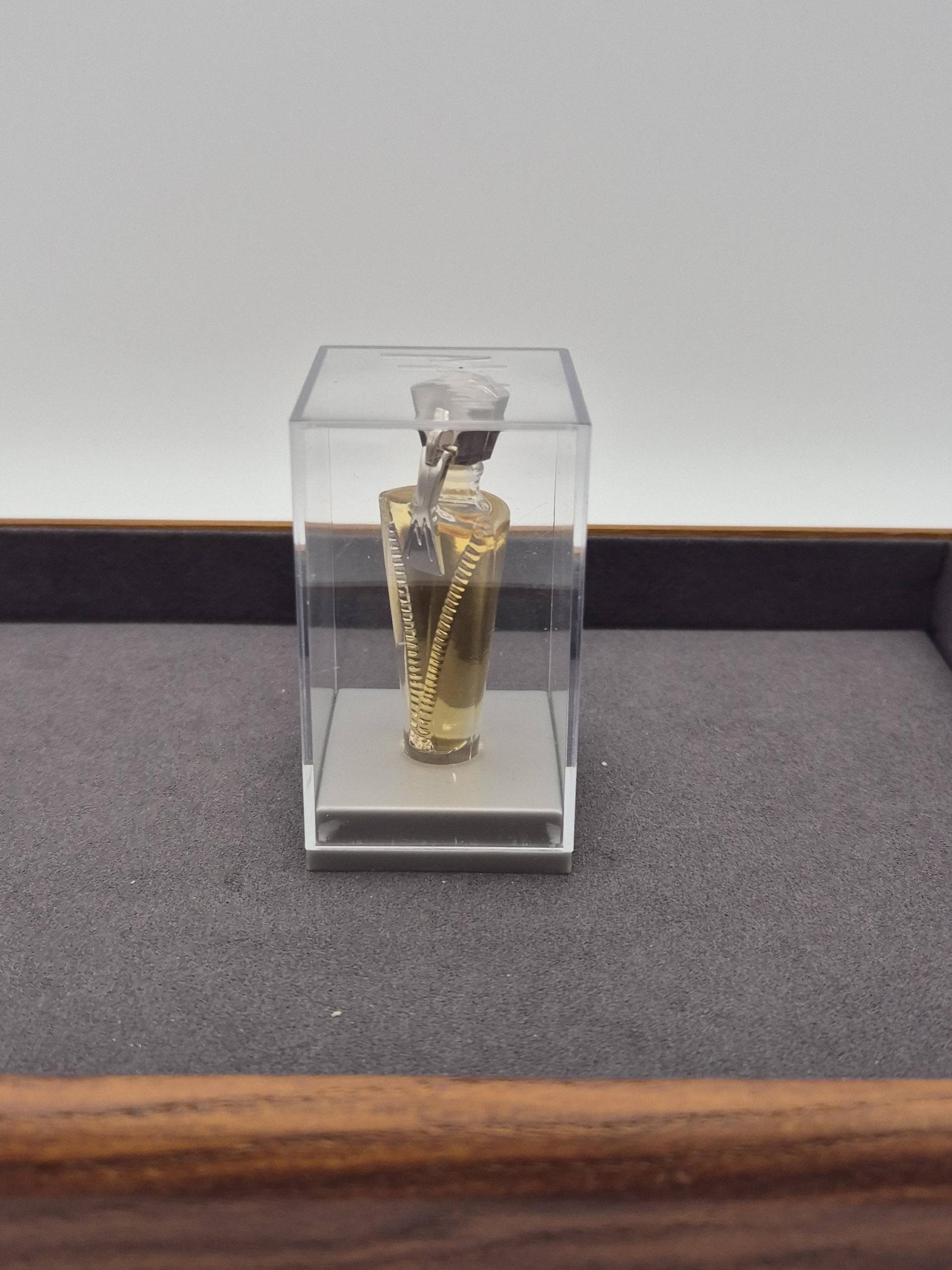 Montana Just Me Parfum Miniatur 5Ml Montana Just Me Parfum Miniatur 5Ml von Rareandvintageluxury