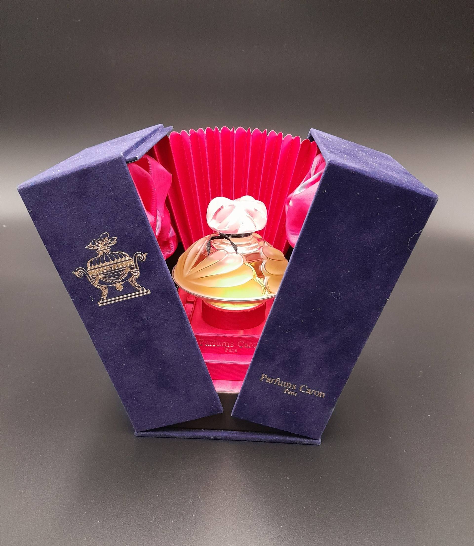 Caron N'aimez Que Moi | 1998 - 60 Ml Extrait De Parfum Cristal Lalique Nummerierte Limitierte Auflage Splash Vintage-Flasche Aus Den 1990Er Jahren Caron N'aimez Que Moi | 1998 - 60 Ml Extrait De Parfum Cristal Lalique Nummerierte Limitierte Auflage Splash Vintage-Flasche Aus Den 1990Er Jahren von ReginasPerfume
