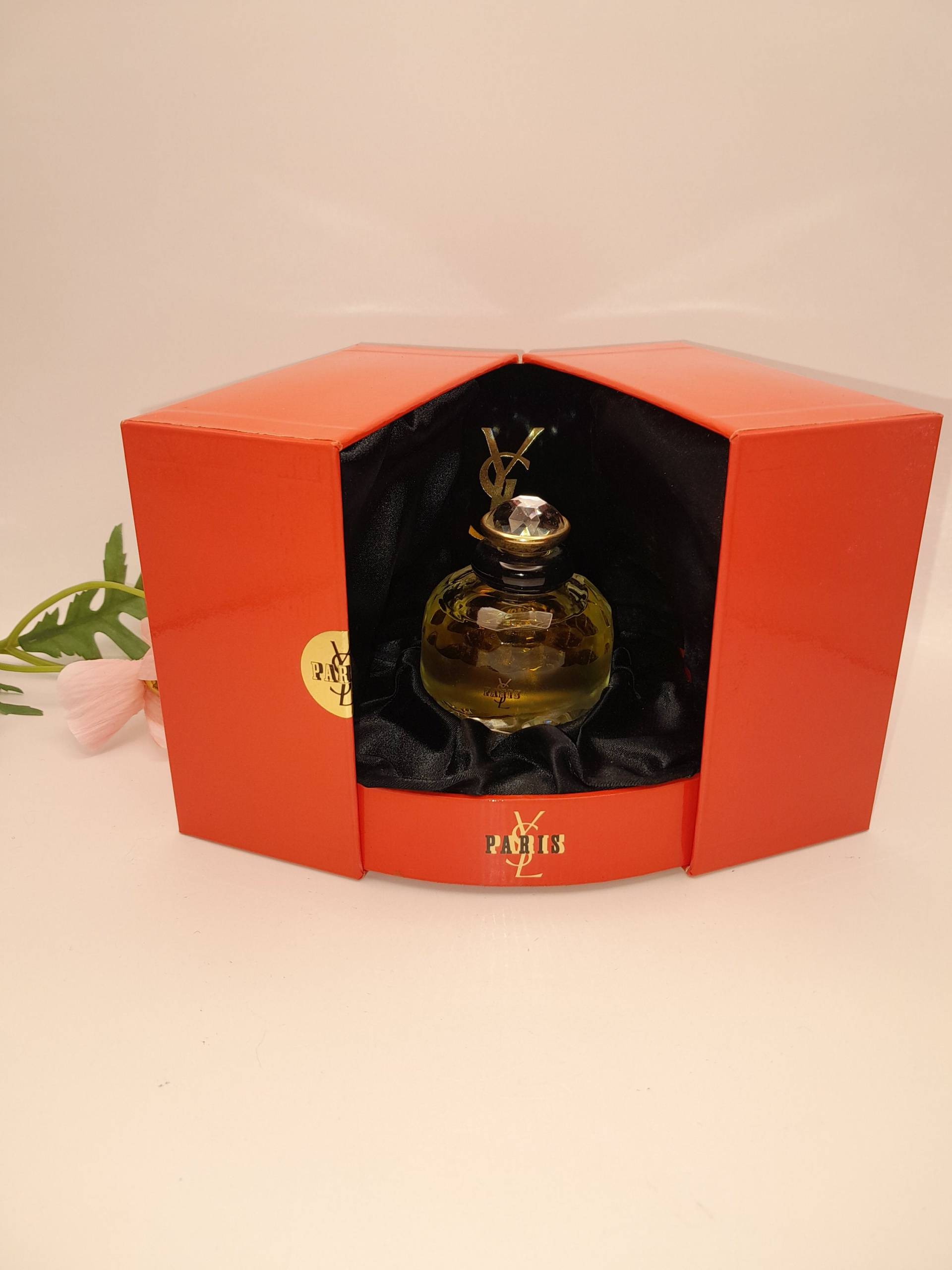 Yves Saint Laurent Paris - 25 Ml Parfümextrakt Diamant-Kollektion Vintage-Sammlerflasche Aus Den 1990Er Jahren Yves Saint Laurent Paris - 25 Ml Parfümextrakt Diamant-Kollektion Vintage-Sammlerflasche Aus Den 1990Er Jahren von ReginasPerfume