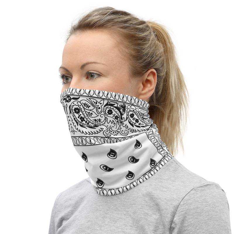 Weißes Paisley Bandana Neck Gaiter - Maschinenwaschbare Gesichtsbedeckung von RenegadeStitchCo