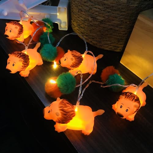 Kinderzimmer Pom-Pom-Lichterkette,Batteriebetriebene Löwen-Lichterkette mit Pompons-Kugeln in Macalon-Farbe Beleuchtungsdekoration für Weihnachtsfeiertage Mädchenzimmer (Grün+orange, 1.65m/10led) von Riaxuebiy