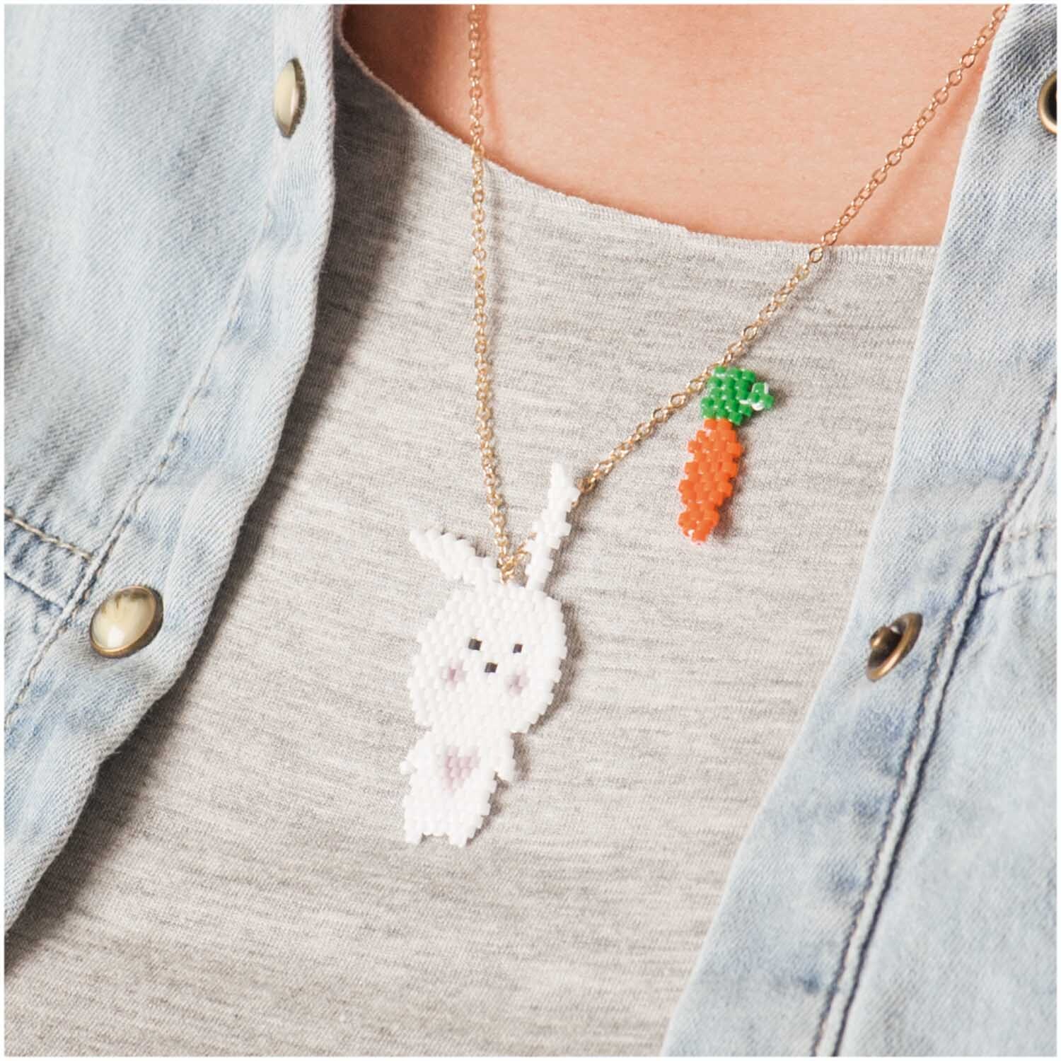 Rico Design Brick Stitch Set Hase mit Möhre Kette 25x45mm von Rico Design