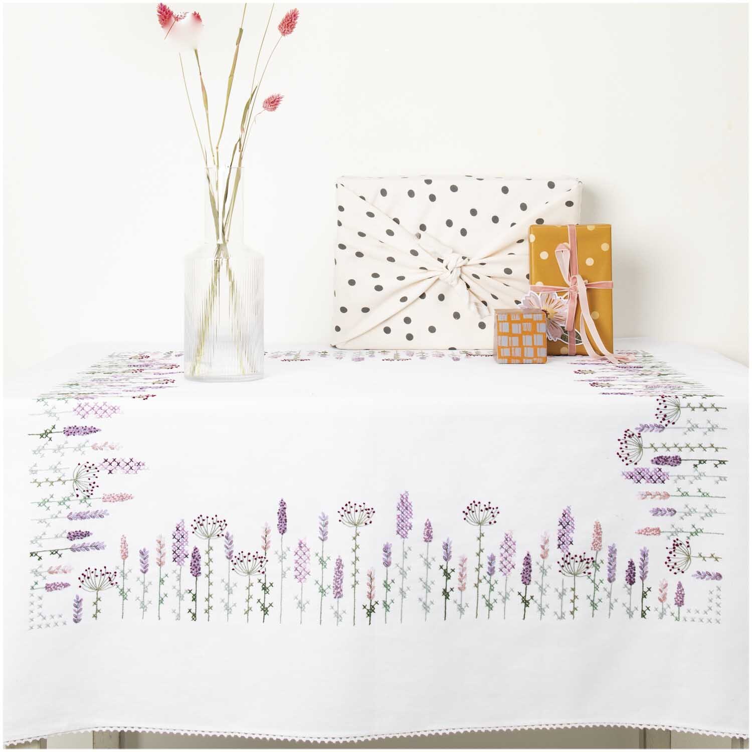 Stickpackung Tischdecke Lavendelfeld 95x95cm von Rico Design