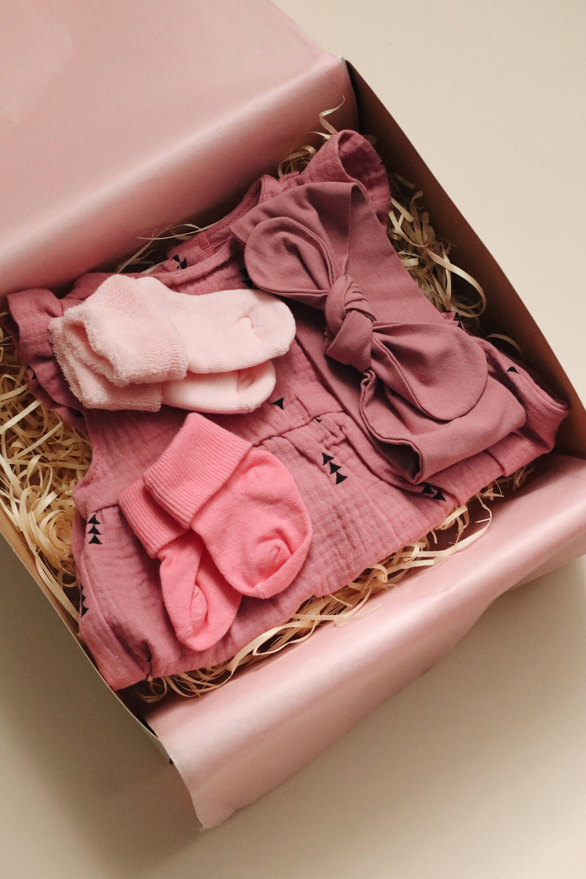 Baby Geschenkbox - Shower Geschenkkorb Geschenkset Rosa Geschenk ~Mädchen Neugeborene Set von RipkaStore