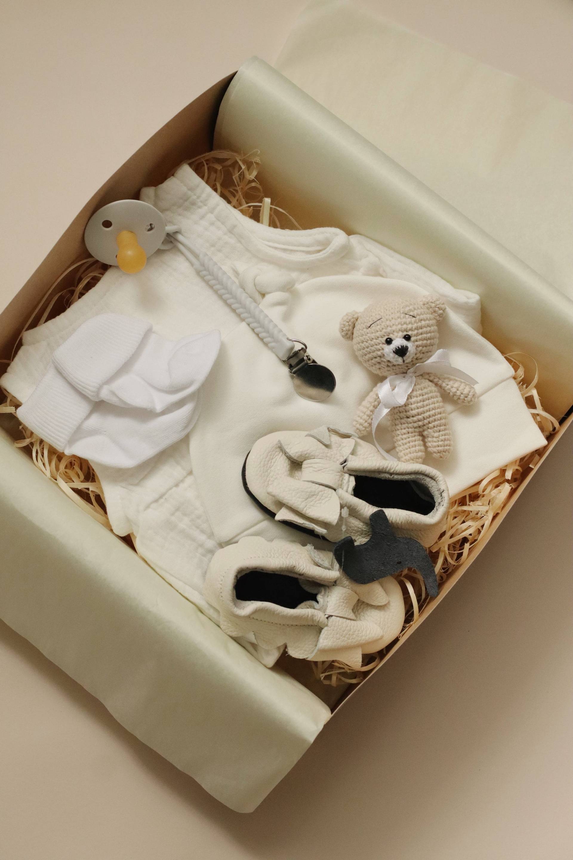 Neugeborenen Geschenkkorb - Willkommen Geschenk Set Neugeborene Baby Mädchen Geschenkbox Werdende Mama Shower Weiße Box von RipkaStore
