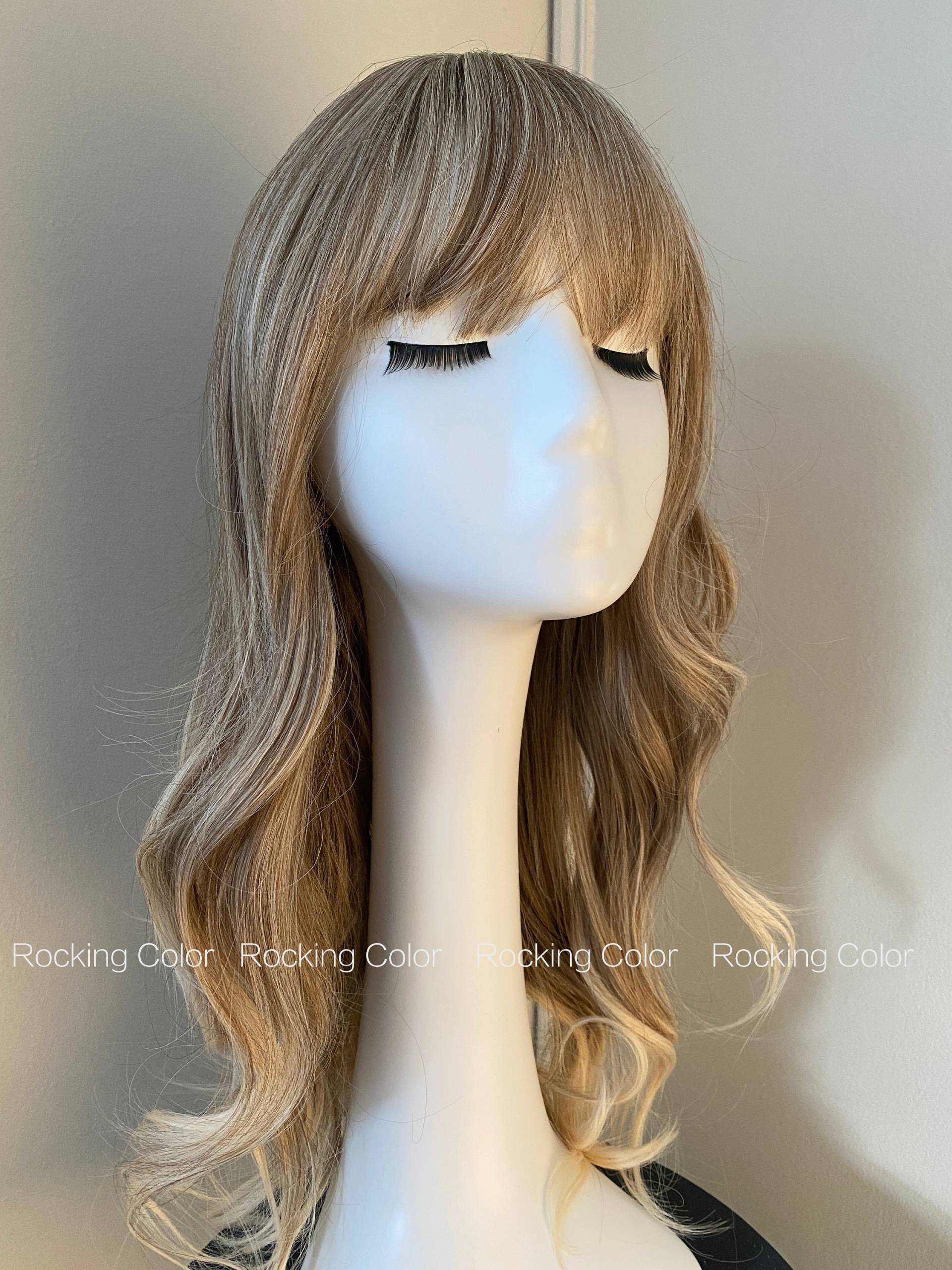 Aschblonde Gewellte Perücke Mit Pony/24 Zoll Langer Ash Blone Fringe-Perücke. Kostenlose Perückenhaube Aschblonde Gewellte Perücke Mit Pony/24 Zoll Langer Ash Blone Fringe-Perücke. Kostenlose Perückenhaube von RockingColour