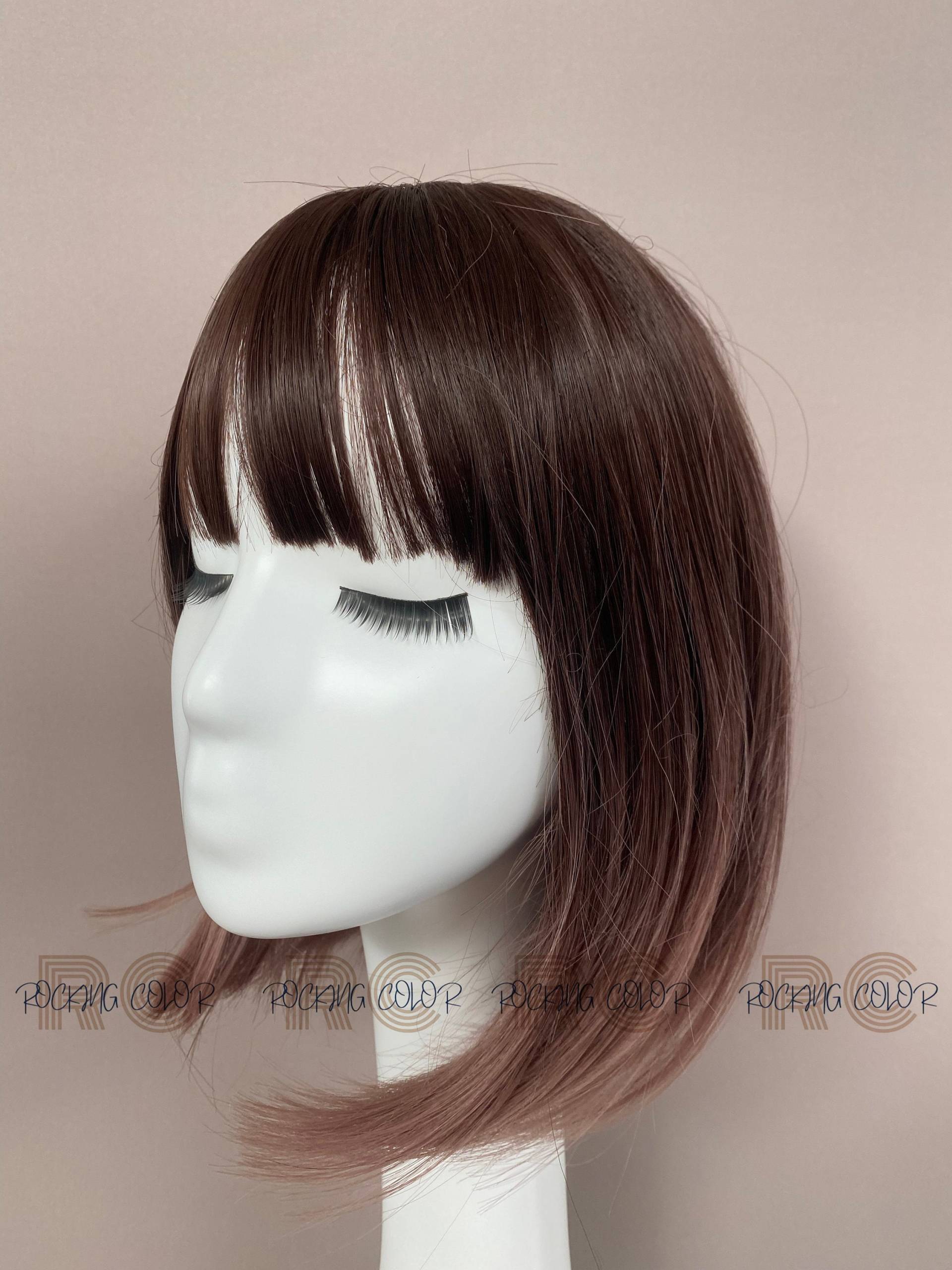 Braune Kurze Bob-Perücke Mit Dezenten Lila Higlights, 30 cm. Kostenlose Perückenhaube Braune Kurze Bob-Perücke Mit Dezenten Lila Higlights, 30 cm. Kostenlose Perückenhaube von RockingColour