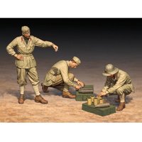 Italian WWII soldiers in North Africa, loading 100/7 100mm artillery shells-3 figs von Royal Model