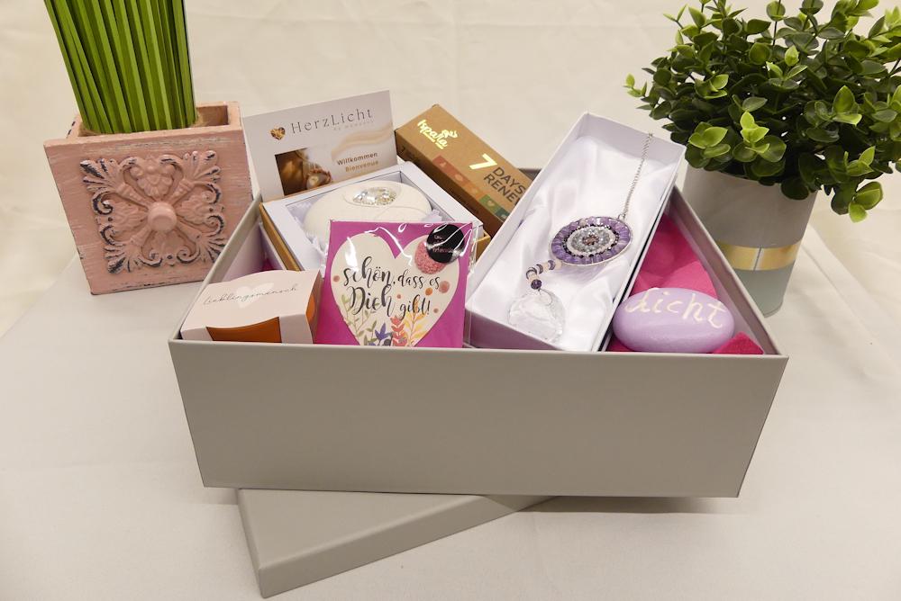 Achtsamkeit, Herzlicht, Ruhe, Geschenk, Box, Suncatcher, Blumengruß, Auszeit, Zeit Für Sich, Meditation, Yoga, Licht, Von Herzen Achtsamkeit, Herzlicht, Ruhe, Geschenk, Box, Suncatcher, Blumengruß, Auszeit, Zeit Für Sich, Meditation, Yoga, Licht, Von Herzen von RuheInselWachsmuth