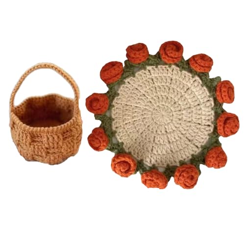 Handgefertigtes Häkelblumen-Untersetzer-Set mit gestricktem Korb und Rosenstrauß, Vintage-Heimdekoration, weiche Tischuntersetzer für Wohnzimmer, Esstisch, Büro (C) von RynoPulse