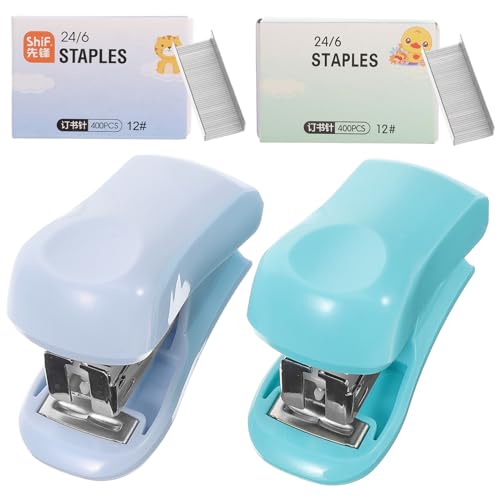 SAFIGLE 2 Sätze Mini Heftgerät Büro Heftklammern Kleines Stabiles Design Praktische Handhefter für Schule und Arbeitsplatz Blau Grün SAFIGLE 2 Sätze Mini Heftgerät Büro Heftklammern Kleines Stabiles Design Praktische Handhefter für Schule und Arbeitsplatz Blau Grün von SAFIGLE