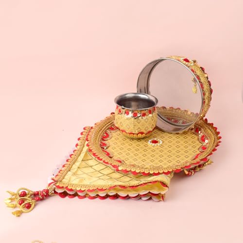 SATVIK 11-teiliges Set mit dekorativen Karwa Chauth/Karva Chauth Thali mit Lota, Channi, Geschichtenbuch, Thali-Cover, Bindi, Poster, Clay Diya, Roli-Chawal, Ghee Docht, Mehendi Kegel SATVIK 11-teiliges Set mit dekorativen Karwa Chauth/Karva Chauth Thali mit Lota, Channi, Geschichtenbuch, Thali-Cover, Bindi, Poster, Clay Diya, Roli-Chawal, Ghee Docht, Mehendi Kegel von SATVIK STORE